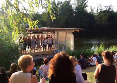 Offene Bühne in Brieselang, Chor singt auf der Traumschüff-Bühne