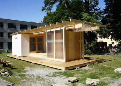 Bau des Traumschüffs Genossin Rosi, Bauhaus Weimar, Rohbau an Land, Holzgestell