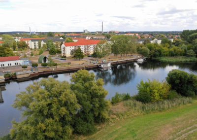 Tourort vom Traumschüff, Blick auf eine Kleinstadt am Fluss
