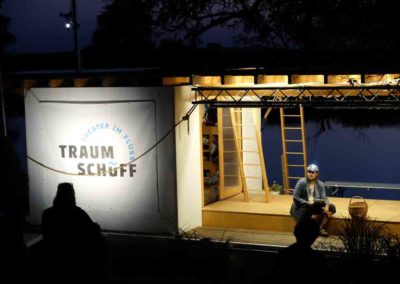Offene Bühne in Strodehne, Auftritt im Dunkeln auf der beleuchteten Traumschüffbühne