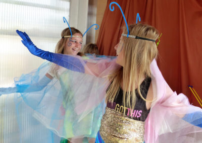 Theatervermittlungsprogramm Theater begegnen, Zwei Mädchen in Schmetterlingskostümen tanzen