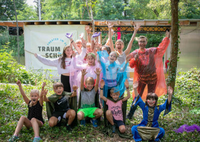 Theatervermittlungsprogramm Theater begegnen, Gruppe von Kindern jubelt vor dem Traumschüff zur Kamera