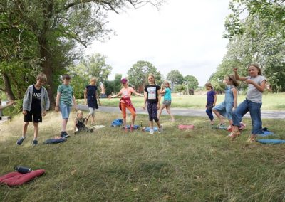 Workshop Nachbarschaftstheater in Strodehne, Kinder stehen im Kreis