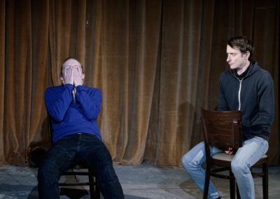 Ein Mann ist verzweifelt ein anderer versucht ihn zu trösten