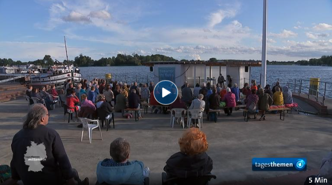 publikum mit schiffsbühne in pritzerbe