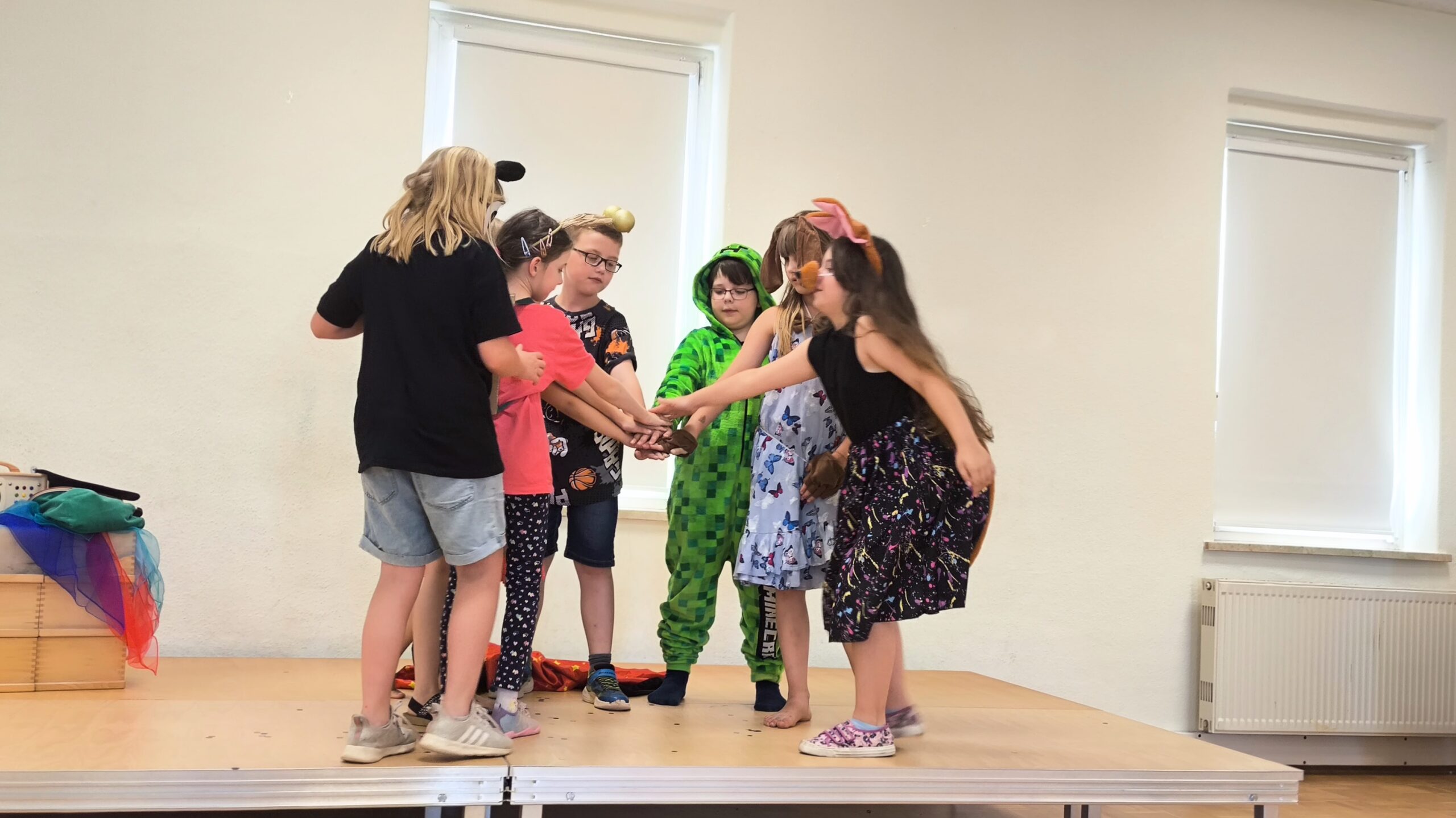 Spielraum 12 Theatervermittlungsprogramm Theater begegnen, Zwei Mädchen in Schmetterlingskostümen tanzen